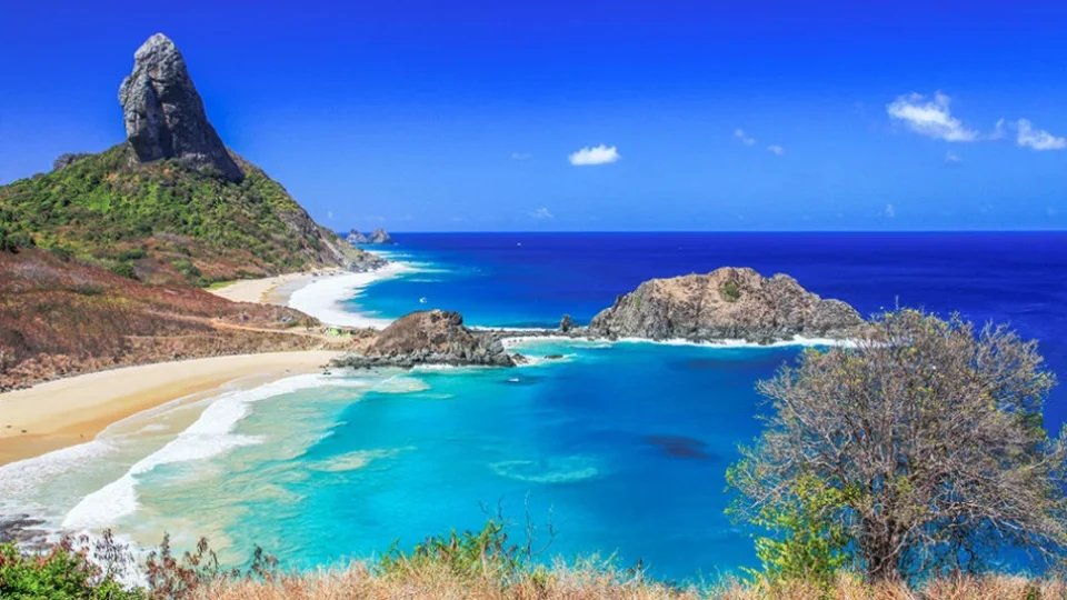 Bebê nasce de surpresa em Fernando de Noronha e reacende debate sobre proibição de partos na ilha