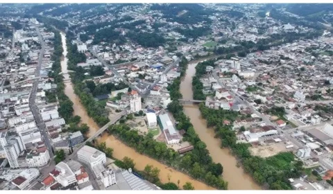 Rio do Sul pode atingir 6,5 metros e Defesa Civil fecha barragens para conter avanço das águas