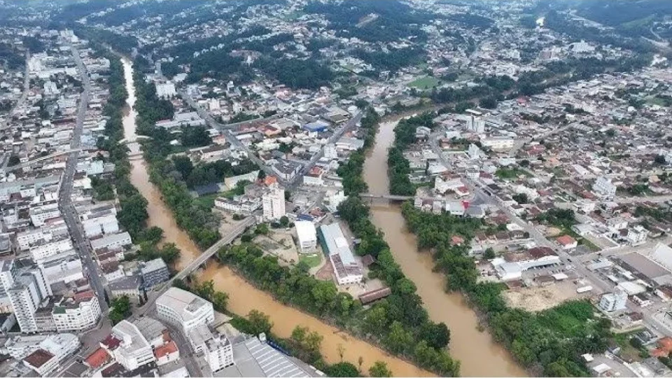 Rio do Sul pode atingir 6,5 metros e Defesa Civil fecha barragens para conter avanço das águas