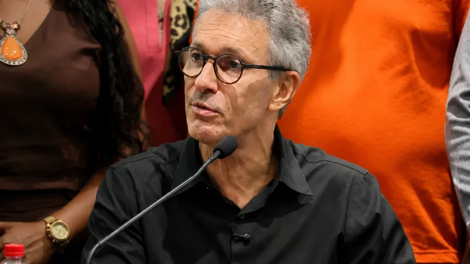 Romeu Zema desconversa ao ser questionado sobre possível indulto a Bolsonaro
