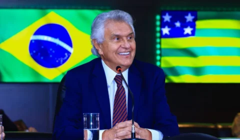 Caiado critica imposto sobre petróleo e mira Lula e Bolsonaro em passagem pelo Rio