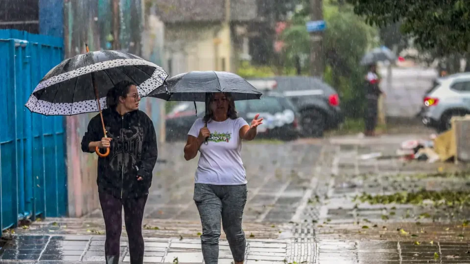 Brasil tem virada no tempo: Sul enfrenta temporais enquanto calor e ar seco avançam