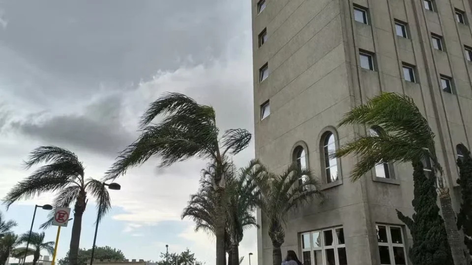 Ventos acima de 100 km/h deixam mortos e destruição em SP e RJ; entenda o que está acontecendo