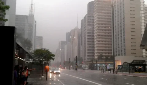 São Paulo terá chuva forte e queda de temperatura: saiba como fica o tempo amanhã