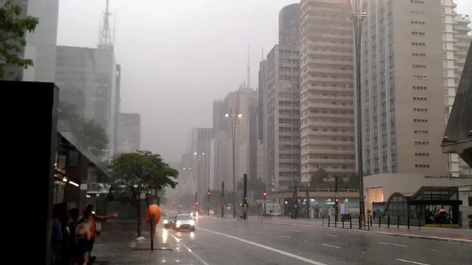 São Paulo terá chuva forte e queda de temperatura: saiba como fica o tempo amanhã