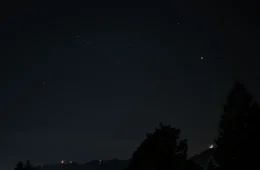 Milhões de satélites podem transformar céu noturno em “cidade iluminada” e ameaçar pesquisas da astronomia