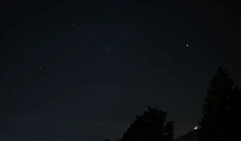 Milhões de satélites podem transformar céu noturno em “cidade iluminada” e ameaçar pesquisas da astronomia