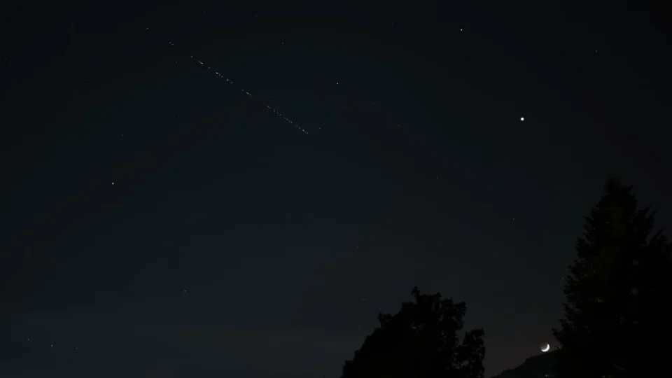 Milhões de satélites podem transformar céu noturno em “cidade iluminada” e ameaçar pesquisas da astronomia