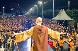 Frei Gilson é um sucesso absoluto e lota as ruas de Navegantes