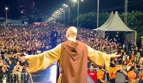 Frei Gilson é um sucesso absoluto e lota as ruas de Navegantes