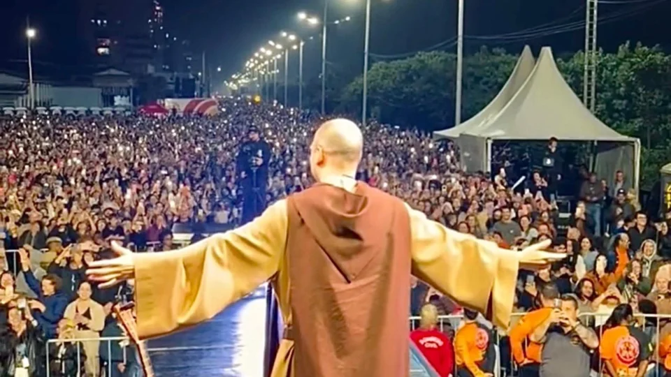 Frei Gilson é um sucesso absoluto e lota as ruas de Navegantes