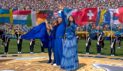 Robbie Williams canta com Laura Pausini e Nicole Scherzinger em show histórico na final do Mundial