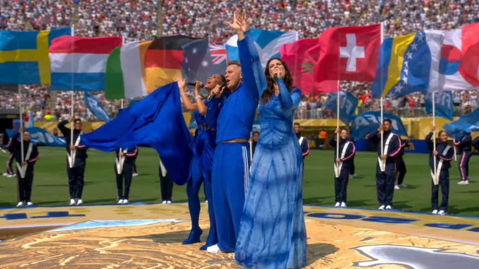Robbie Williams canta com Laura Pausini e Nicole Scherzinger em show histórico na final do Mundial