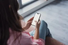 Estudo alerta que 1 em cada 5 adultos toma decisões sobre saúde com base nas redes sociais