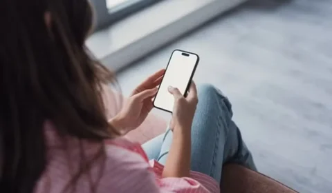 Estudo alerta que 1 em cada 5 adultos toma decisões sobre saúde com base nas redes sociais