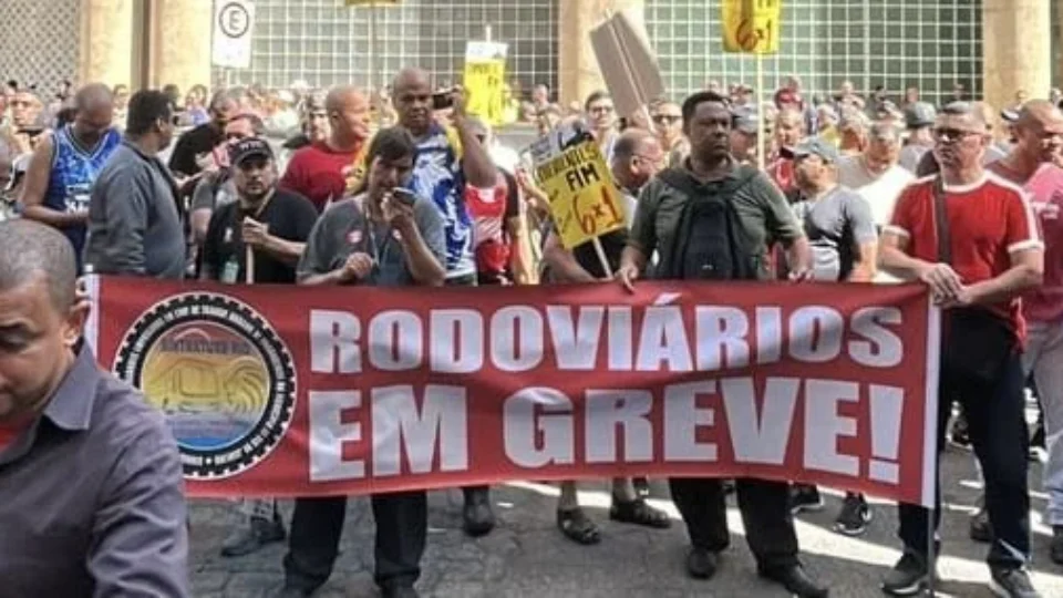 Rodoviários reduzem pedido de reajuste para 12%, mas mantêm estado de greve no Rio