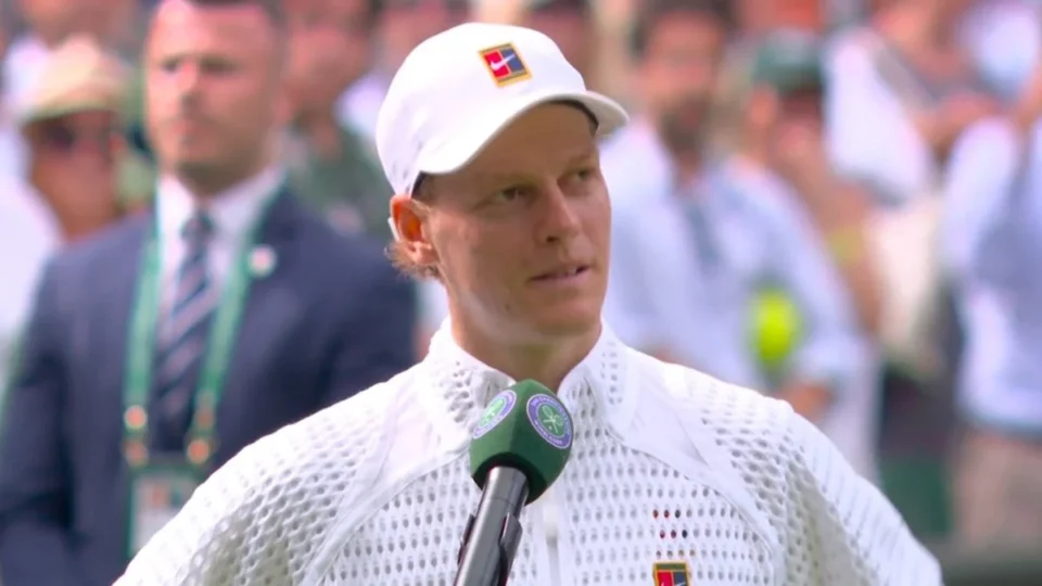 Tênis: Jannik Sinner enfrenta pressão da imprensa italiana após desistência em Montreal