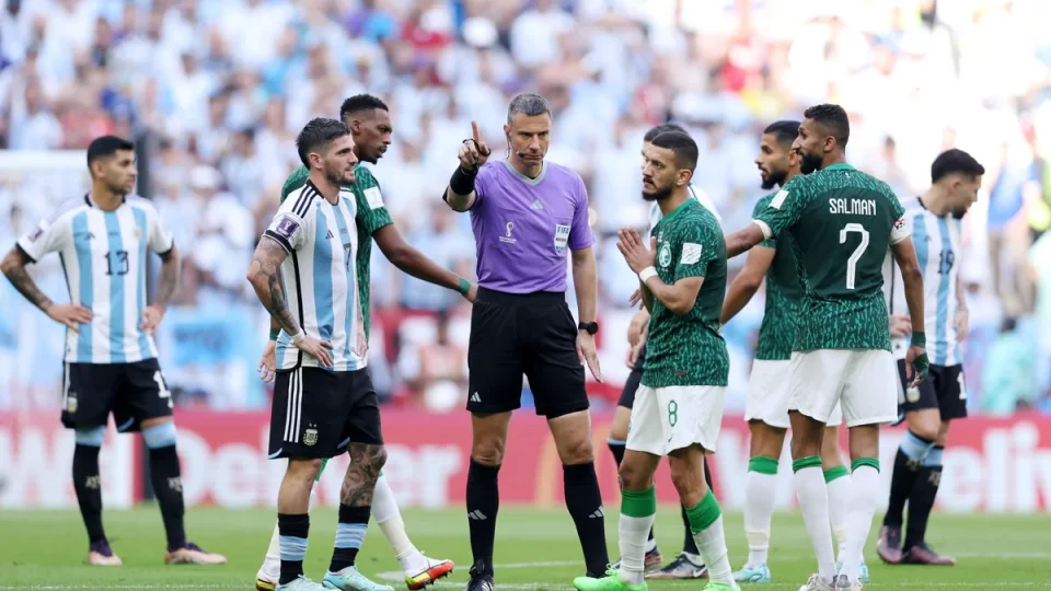 Torcida argentina exige nova final após erro do árbitro Slavko Vinčić