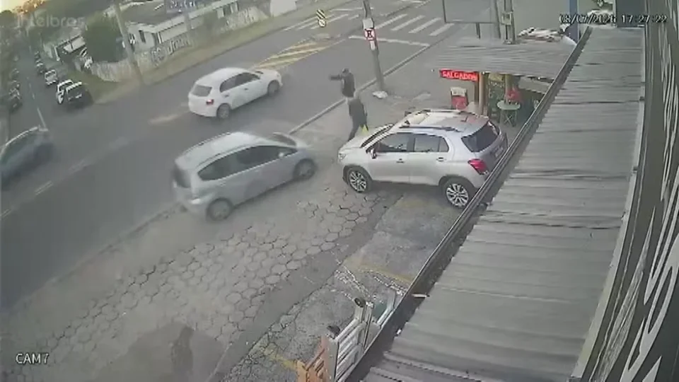 Atropelamento de idoso de 75 anos na calçada choca o Paraná; veja o vídeo