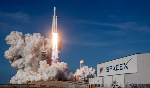 Foguete espacial da SpaceX vai colidir com a Lua e impacto poderá ser observado da Terra