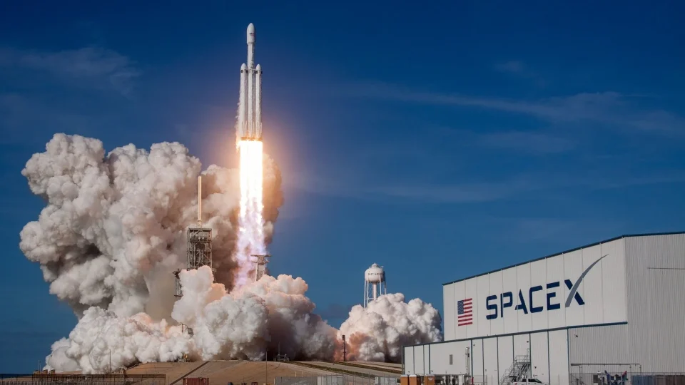 Foguete espacial da SpaceX vai colidir com a Lua e impacto poderá ser observado da Terra