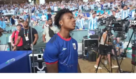 Influenciador americano denuncia novo ataque racista durante jogo da Argentina; caso volta a gerar repercussão