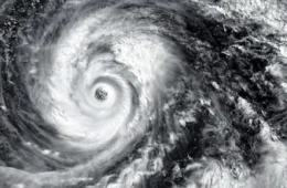 Supertufão Bavi avança com força destruidora e obriga China a evacuar cidade inteira