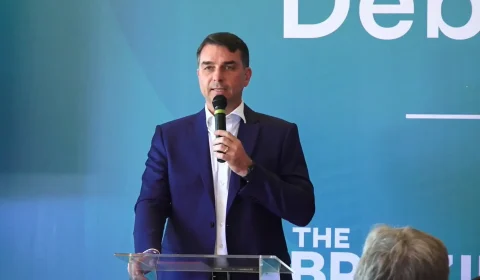Flávio Bolsonaro volta a questionar urnas eletrônicas e amplia disputa política sobre confiança no sistema eleitoral