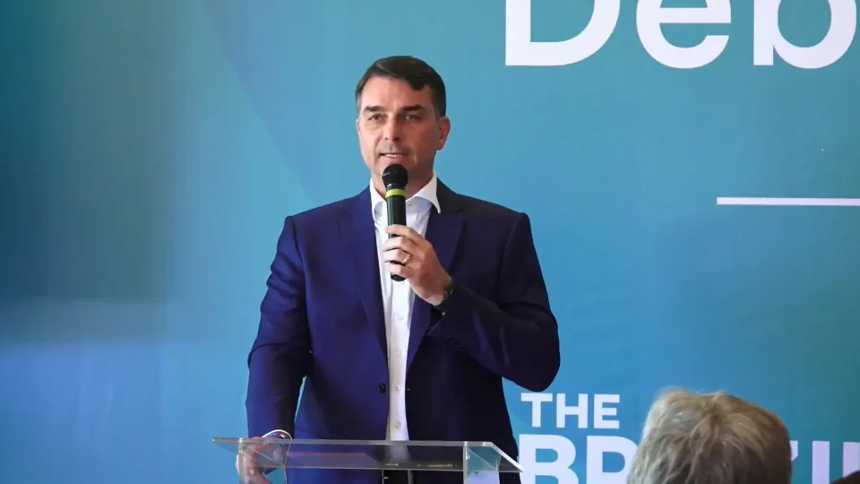 Flávio Bolsonaro volta a questionar urnas eletrônicas e amplia disputa política sobre confiança no sistema eleitoral