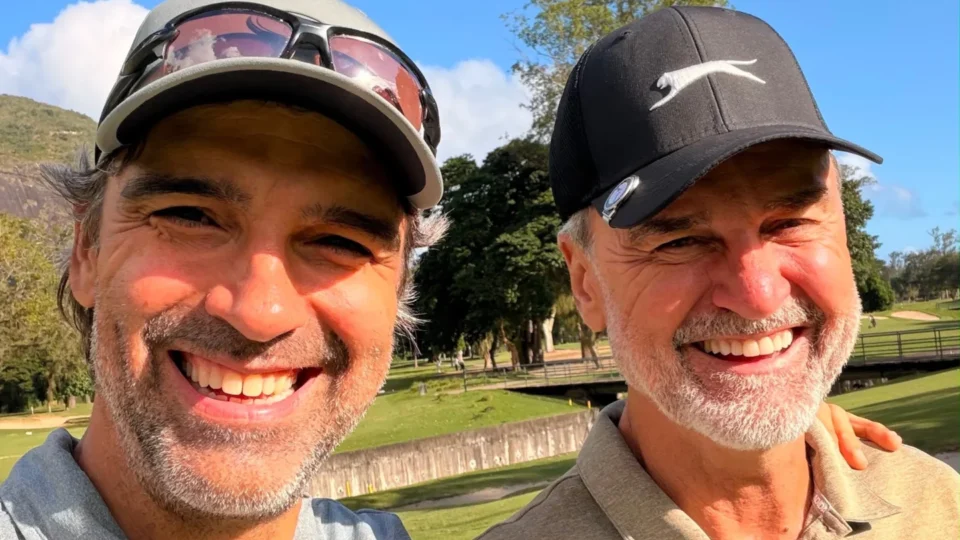 Reencontro de Tadeu Schmidt com irmão emociona a web