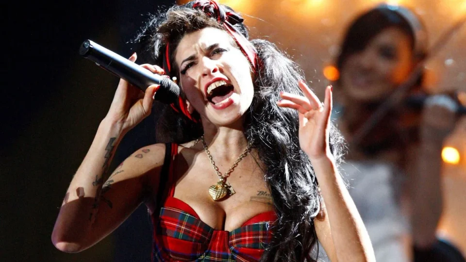 Amy Winehouse segue em alta no Brasil 15 anos após sua morte; entenda o fenômeno