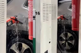 Frentista esquece mangueira conectada ao carro e vídeo de combustível jorrando viraliza nas redes
