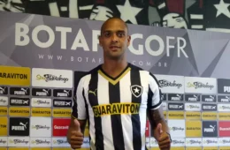 Ex-atacante do Botafogo, Tássio morre aos 41 anos após queda de muro durante ventania no Rio