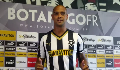 Ex-atacante do Botafogo, Tássio morre aos 41 anos após queda de muro durante ventania no Rio