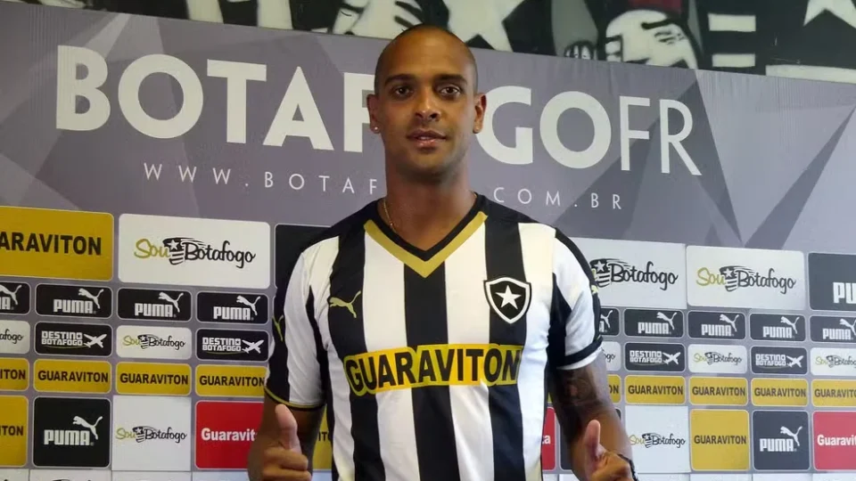 Ex-atacante do Botafogo, Tássio morre aos 41 anos após queda de muro durante ventania no Rio