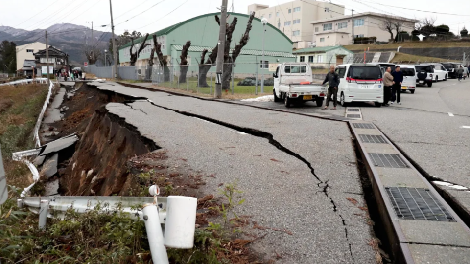 Terremoto atinge o Japão, derruba prédios e liga alerta de tsunami