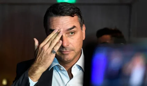 Notas de R$ 1 milhão colocam Flávio Bolsonaro no centro de novo capítulo do caso Master; entenda o que aconteceu