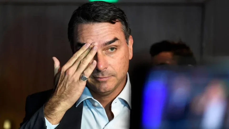 Notas de R$ 1 milhão colocam Flávio Bolsonaro no centro de novo capítulo do caso Master; entenda o que aconteceu