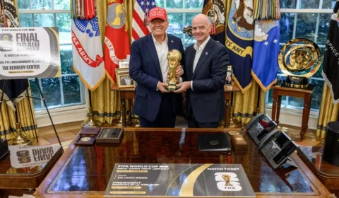 Trump admite ter pedido à Fifa para anular cartão vermelho e ataca árbitro do Brasil