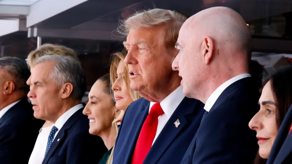 Donald Trump é vaiado por estádio lotado na final do Mundial