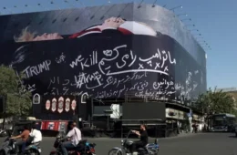 Outdoor no Irã exibe Trump em caixão e mensagem de morte em meio à crise com os EUA
