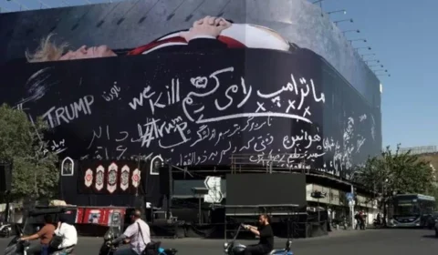 Outdoor no Irã exibe Trump em caixão e mensagem de morte em meio à crise com os EUA