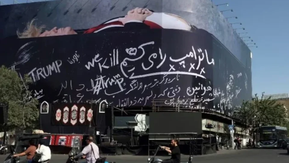 Outdoor no Irã exibe Trump em caixão e mensagem de morte em meio à crise com os EUA