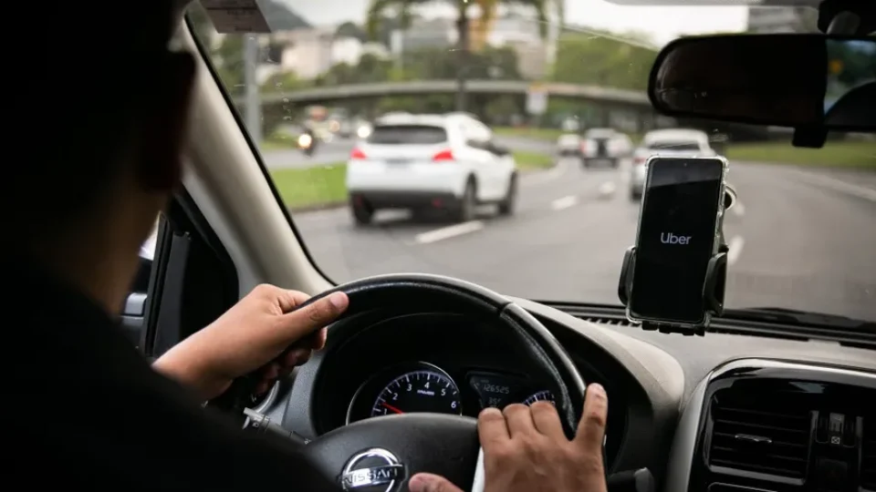 Uber tira carros populares de Comfort e Black em 2027