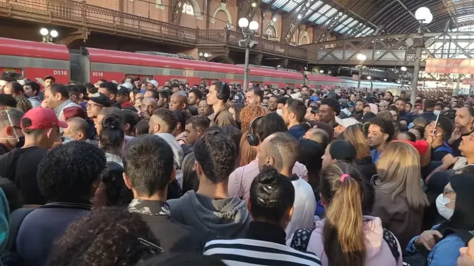 Falhas em trens e metrô de São Paulo disparam em 2026 e passageiros convivem com mais de uma ocorrência por dia