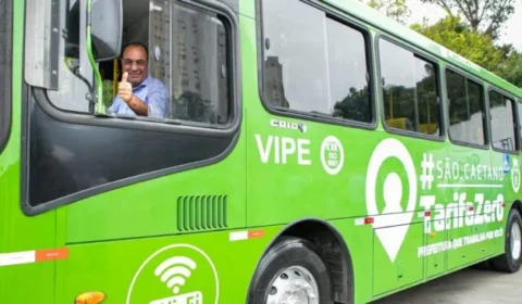 Volta da cobrança nos ônibus de São Caetano provoca filas, confusão e deixa trabalhadores sem conseguir chegar ao serviço