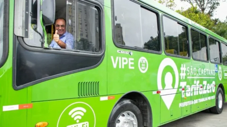 Volta da cobrança nos ônibus de São Caetano provoca filas, confusão e deixa trabalhadores sem conseguir chegar ao serviço