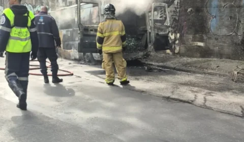 Incêndio destrói van na saída do Túnel Rebouças em SP