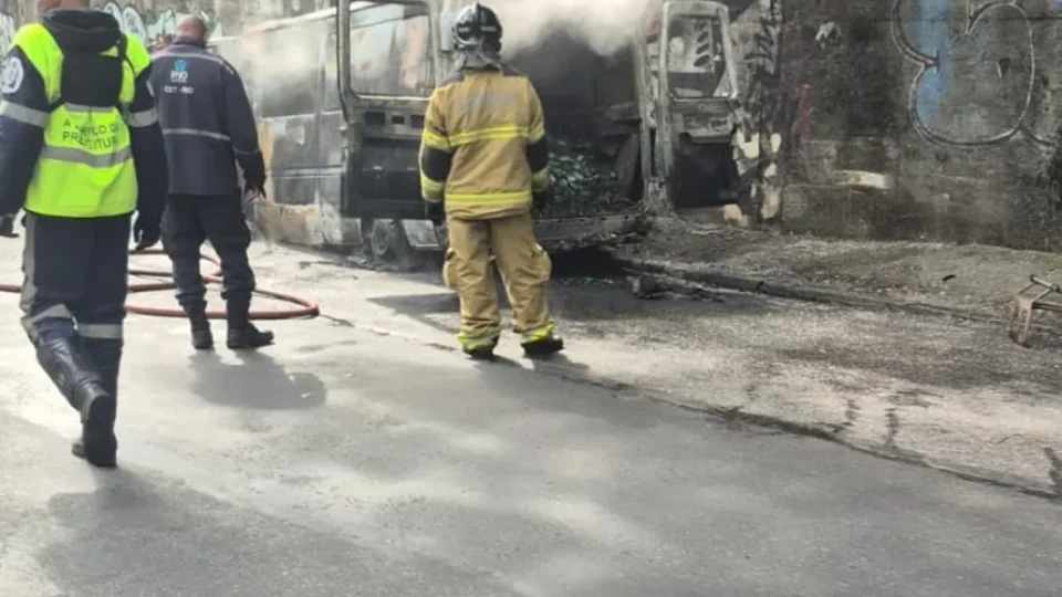 Incêndio destrói van na saída do Túnel Rebouças em SP