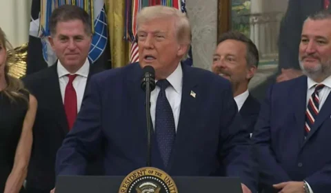 Trump admite conversa com entidade e vê cartão vermelho de Balogun ser cancelado